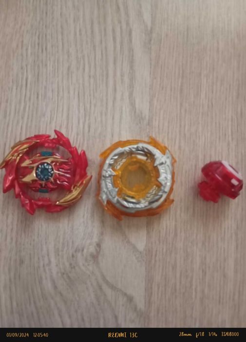 vendo beyblades com 3 lasadores