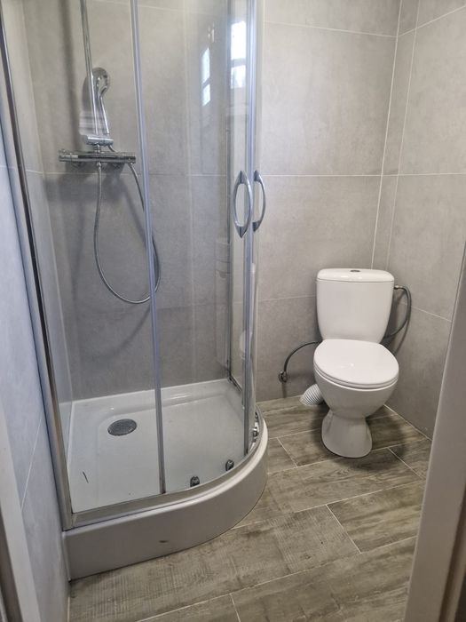 Remont łazienki, układanie płytek.