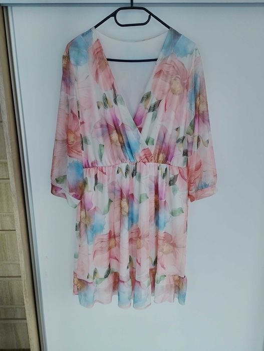 Piękna sukienka nowa elegancka lekka zwiewna w kwiaty pastelowe kolory