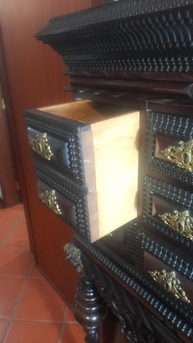 Contador português em pau santo em excelente estado de conservação