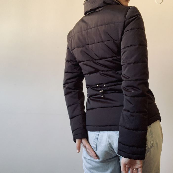 Casaco de penas tipo puffy castanho dá Massimo Dutti