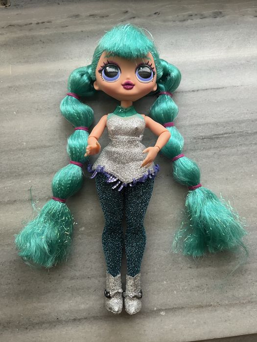 Лялька Bratz в дуже яскравому одязі