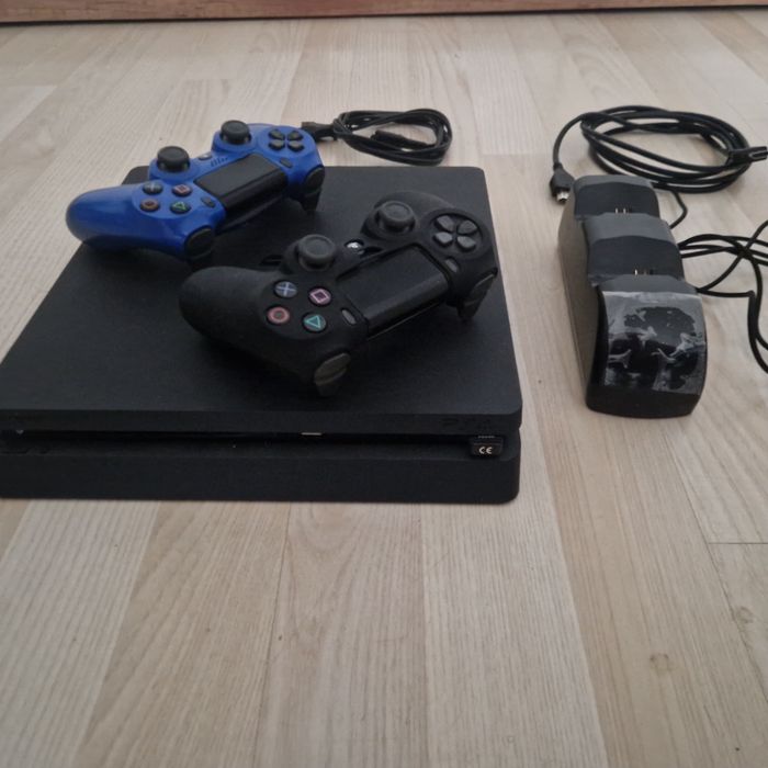 PlayStation 4 slim      2 pady     3 gry