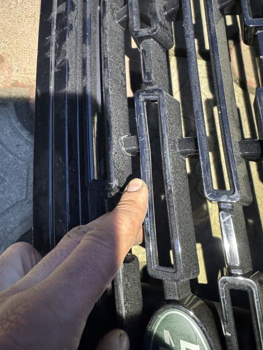 LR180203 - Решетка радиатора передняя RANGE ROVER VELAR