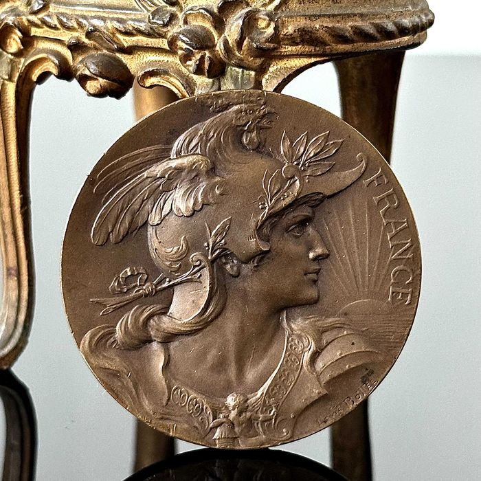 Francuski ryngraf SUSSEX-CLUB z brązu, wykonany ok. 1900 roku