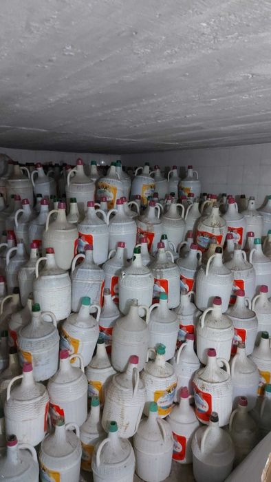 Garrafões de vidro revestidos de plástico