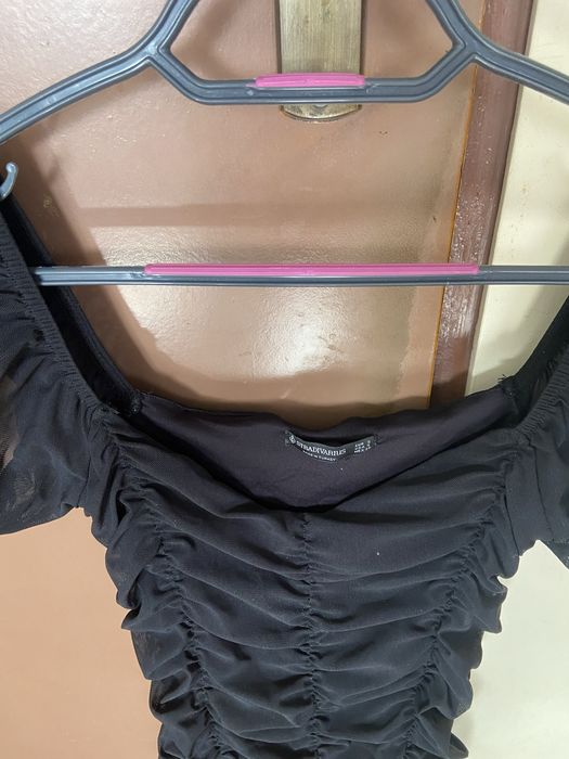 Czarna tiulowa sukienka Stradivarius S