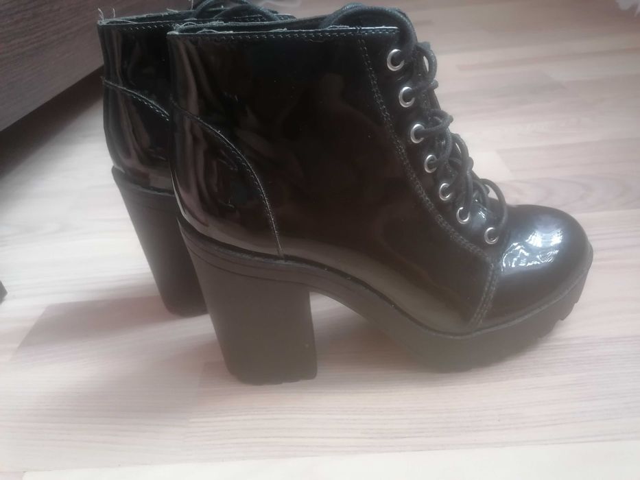 Продам лаковані ботінки