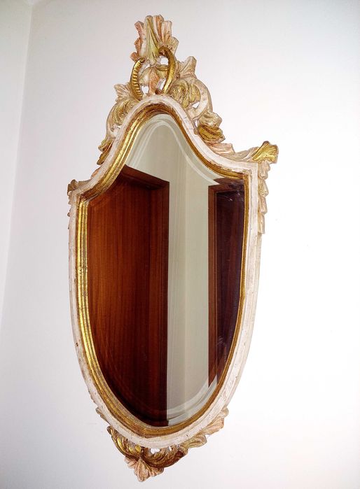 Recheio de casa, Iuminação, Mobiliario em madeira talhada, estantes