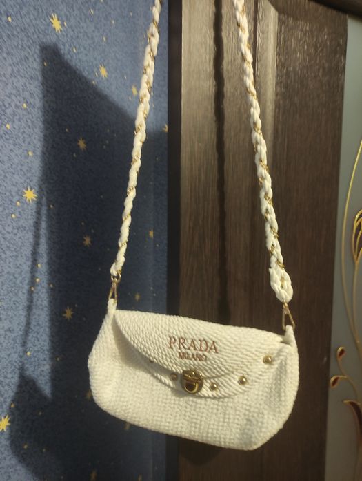Сумочка Prada на довгому ремені..В гарному стані .