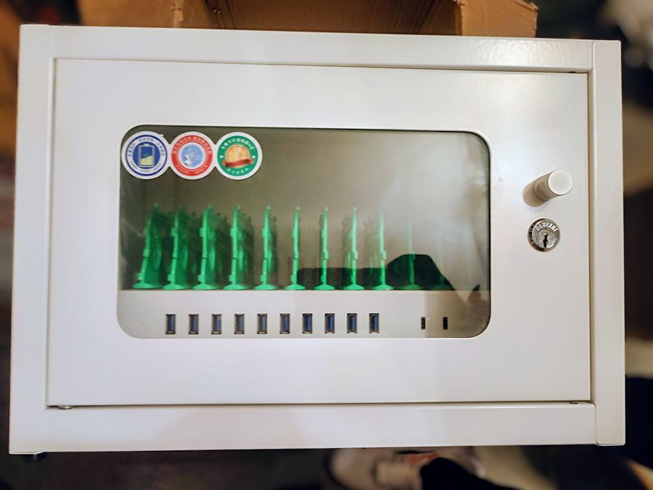Estação de carregamento de telemóveis 10 slots.