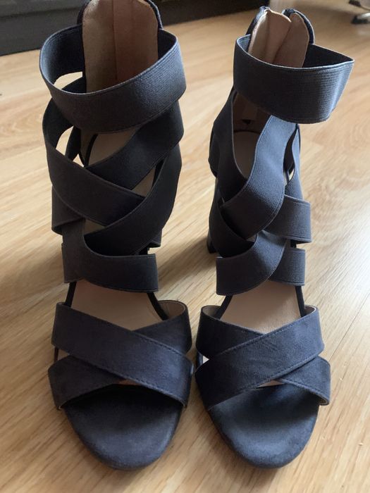 Sandałki na obcasie, nowe