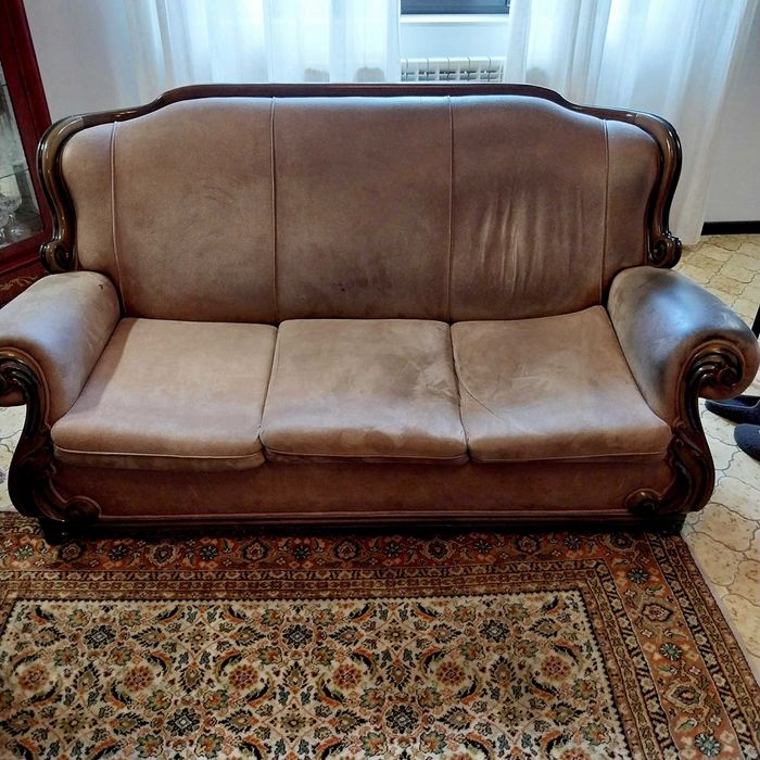 Sofás (terno) de qualidade. A restaurar/limpar uma parte dos estofos