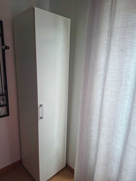 Armário para arrumação com três prateleiras
