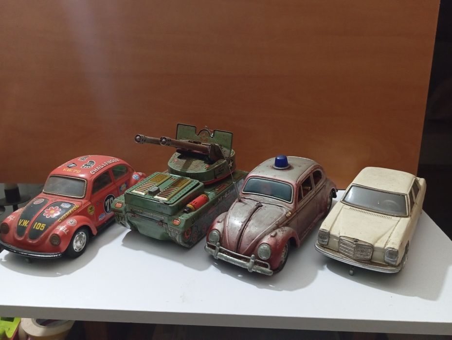 Carros antigos em chapa de brincar