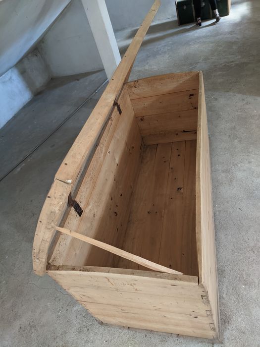 Arca de madeira, tampa com suporte