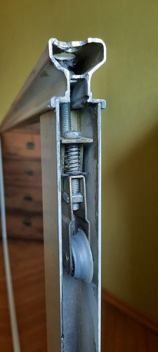 Stolarz - naprawa szaf , mebli , wymiana drzwiczek kuchennych , drzwi