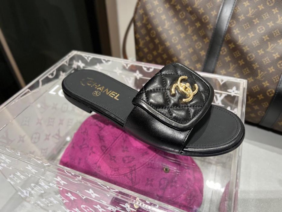 Klapki Chanel black leather
