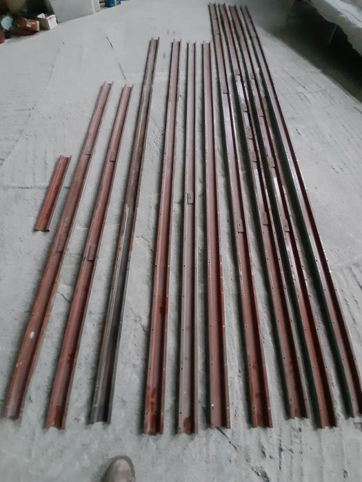 Металеве профільне кріплення на стіну..