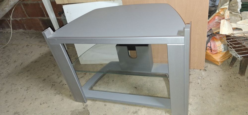 Móvel de tv com prateleira em vidro