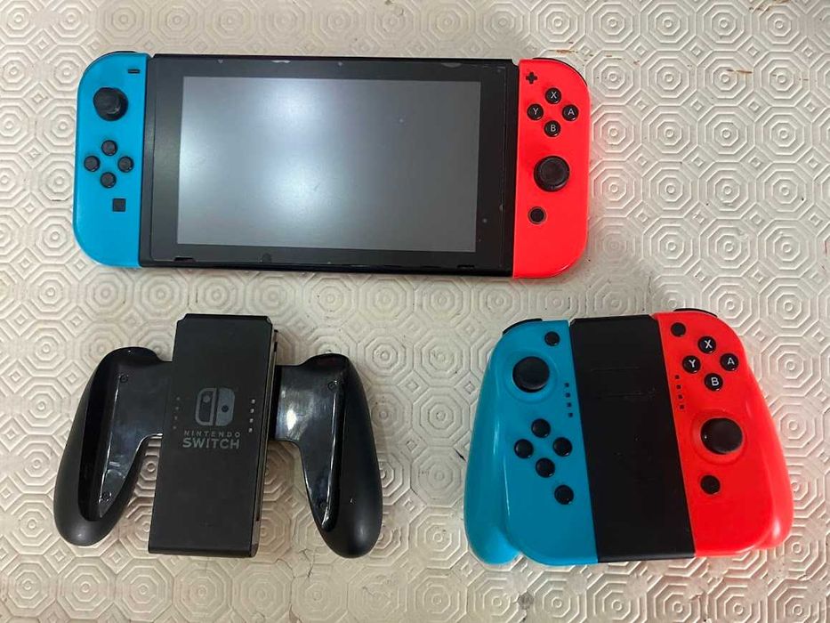 Nintendo Switch1 Completa com comandos extra e caixa de transporte