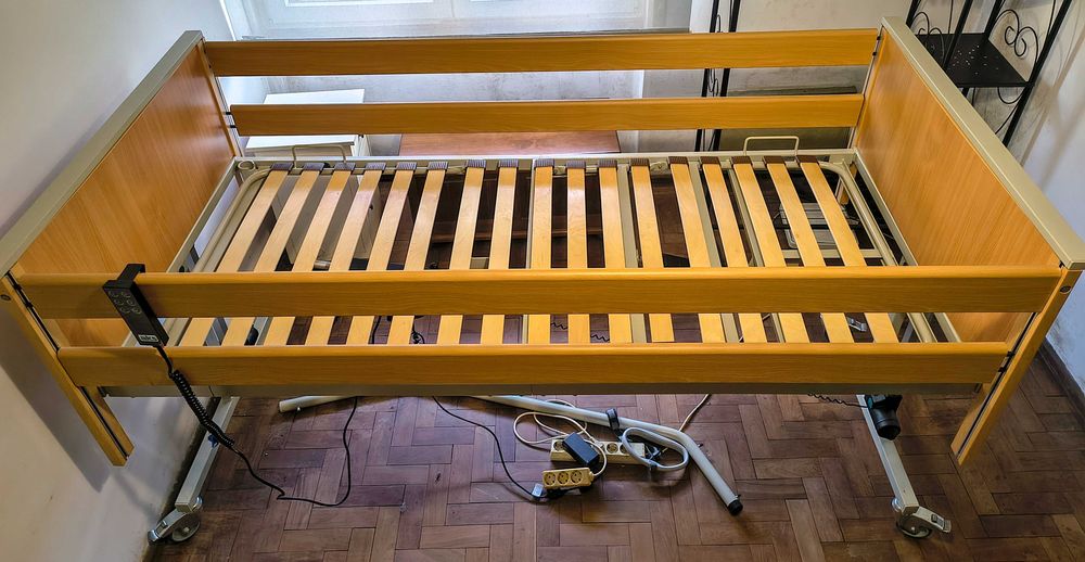 Cama Articulada Tripartida em Madeira