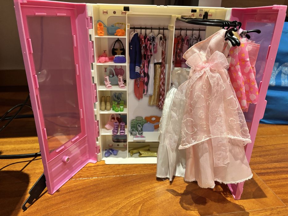 Conjunto Barbie: Casa de ferias + Armário com acessórios