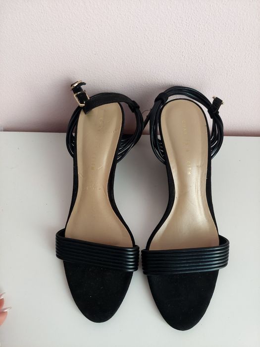 Czarne sandałki na koturnie Charles keith 36