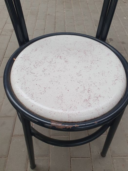 3 cadeiras em metal