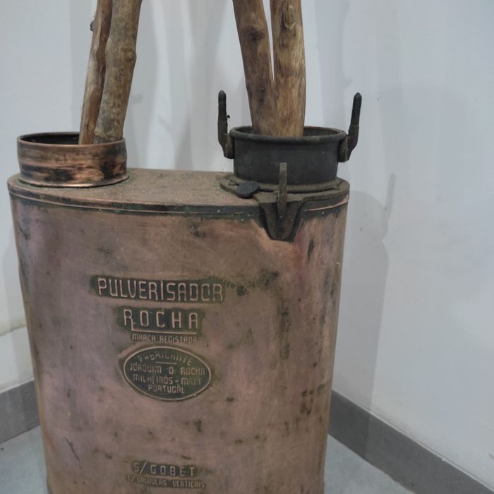 Antiguidades. Pulverizador antigo em cobre