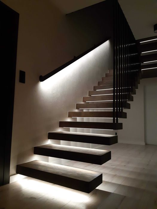 Schody półkowe wspornikowe wiszące Producent