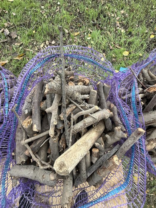 Дрова в сітці на розтопку