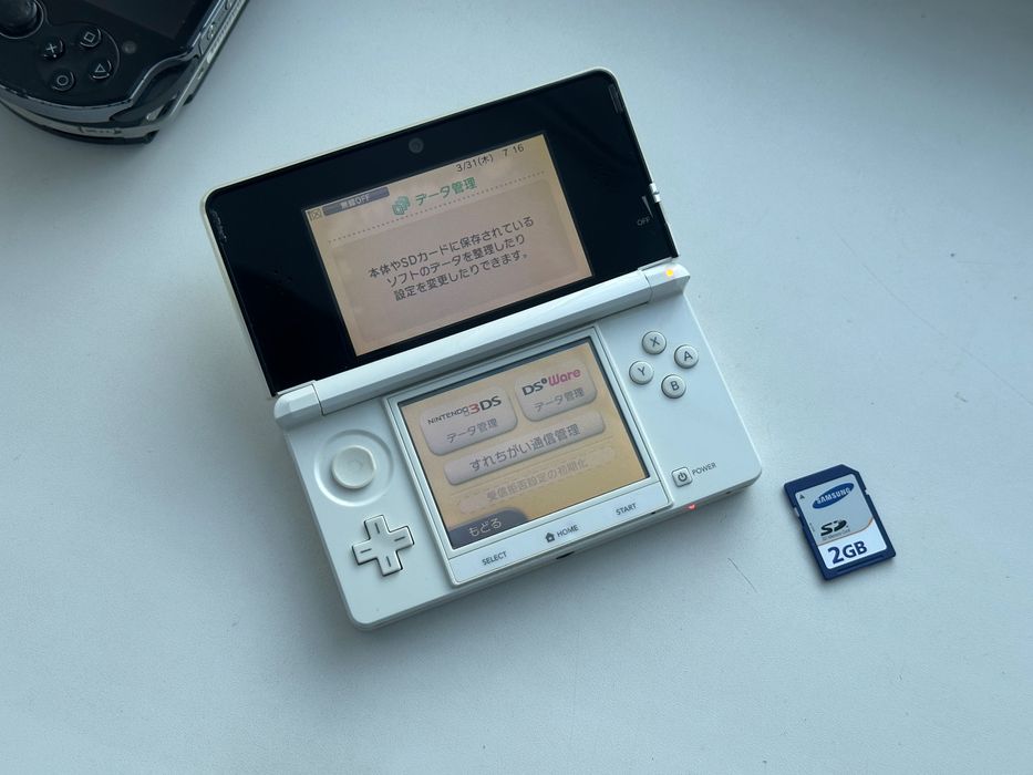 Портативна приставка Nintendo 3ds white + картка памʼяті