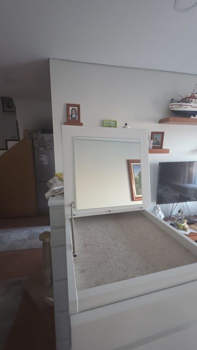 Cómoda Ikea com 6 Gavetas e Espelho