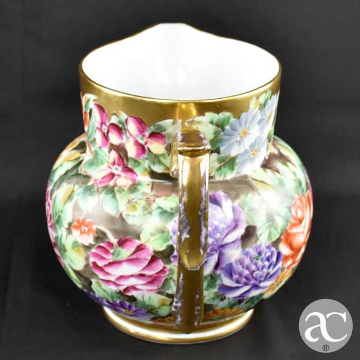 Jarro em porcelana Vidal Arte, pintado a ouro e à mão