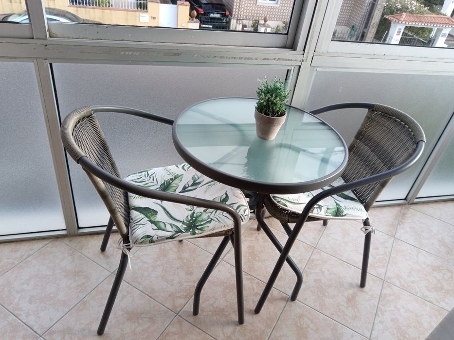 Conjunto de mesa e cadeiras