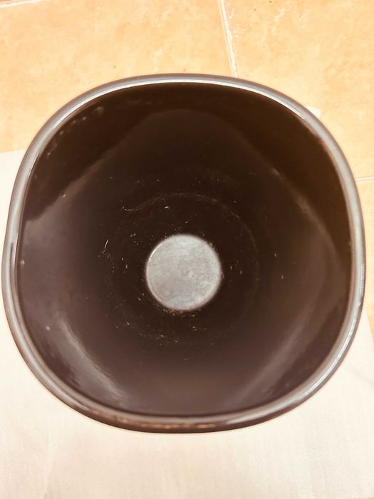 Jarra de cerâmica na cor bronze