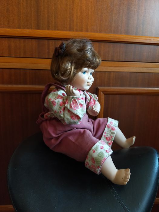 Lalka porcelanowa fioletowa