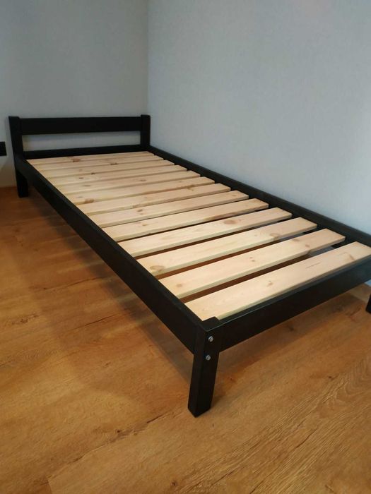 Односпальне ліжко з дерева