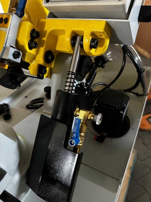 Piła taśmowa do metalu śr. 225 400V skrętne ramie