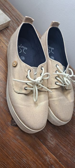 Ténis cremes compensados em lona resistente