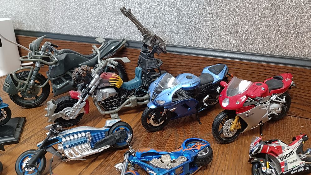 Колекция игрушек мотоциклы