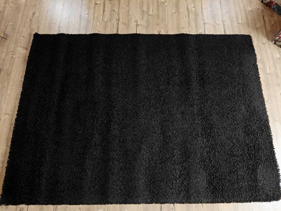 Carpete preta, de pelo médio 230cm / 160cm