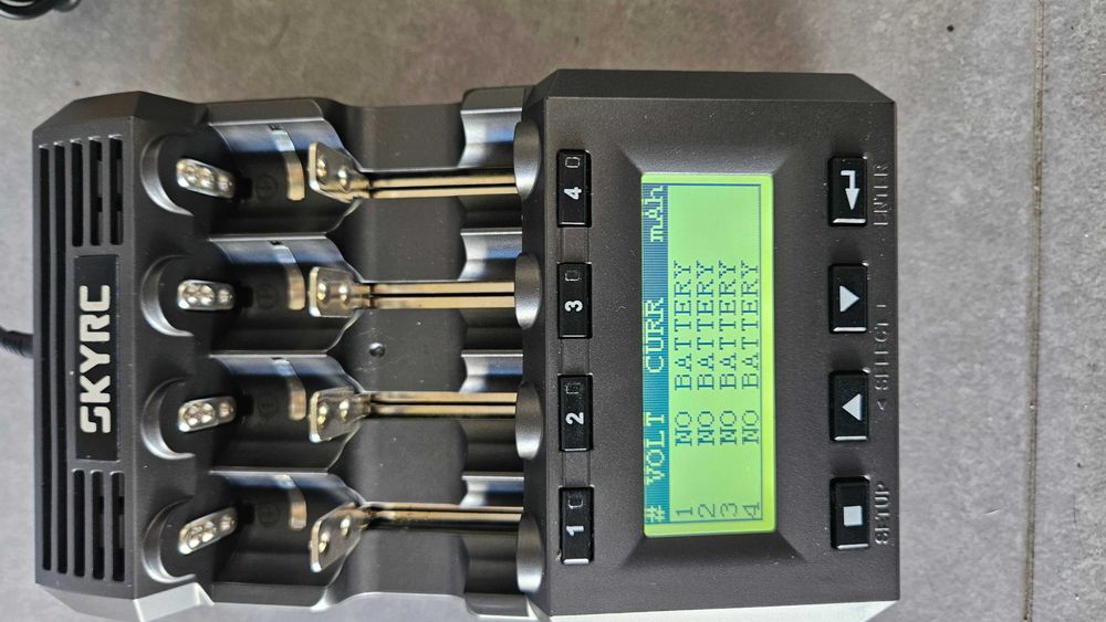 Carregador de pilhas inteligente SkyRC MC3000