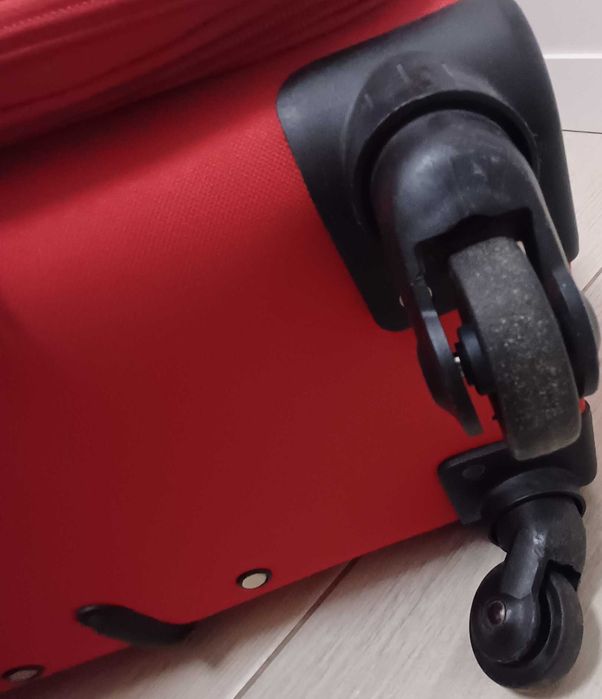 Średnia walizka Ochnik czerwona