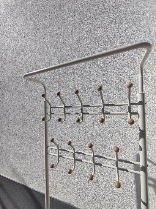 Cabide e prateleiras