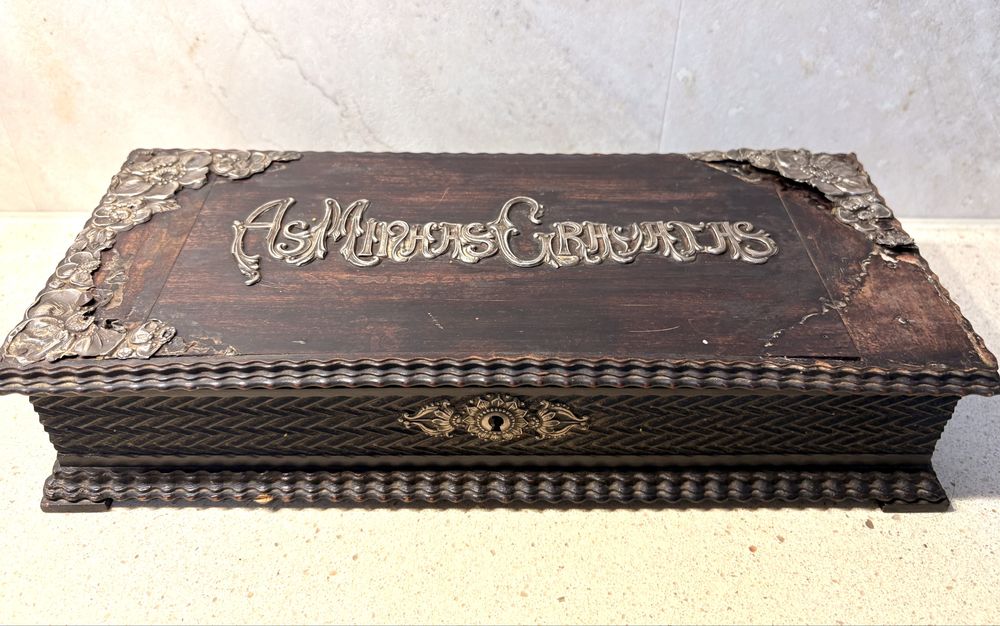 Para restauro: Antiga caixa “as minhas gravatas” em pau santo com aplicações em prata portuguesa contrastada