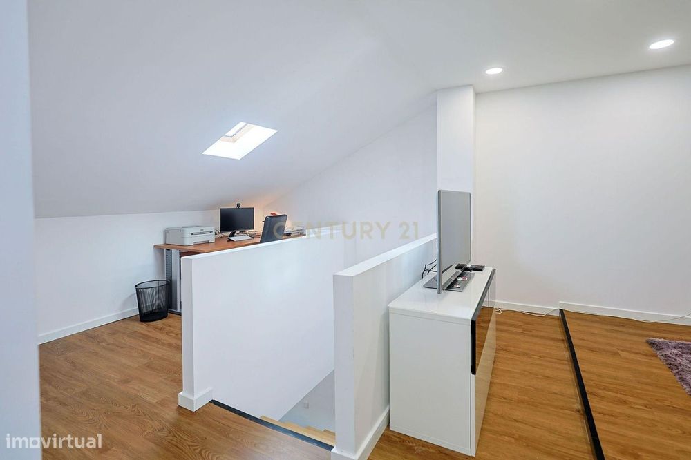 Apartamento T3 Duplex Remodelado no Centro de Corroios