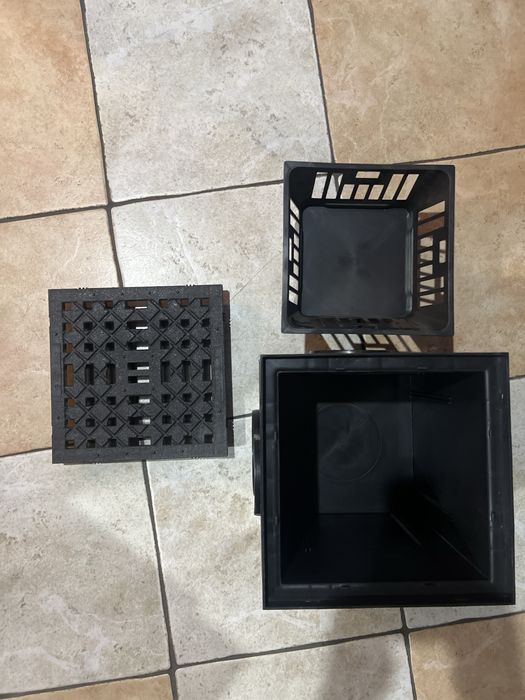 Studzienka plastikowa 250x250 z koszem i pokrywą