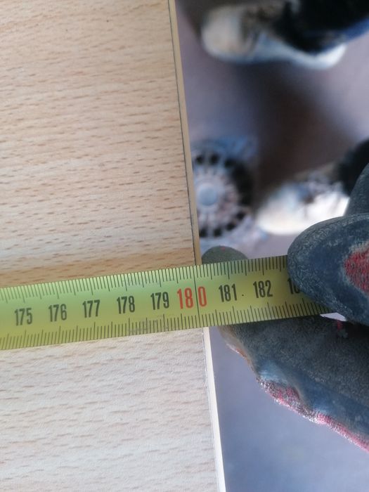 Secretaria em bom estado. Dimensão média.